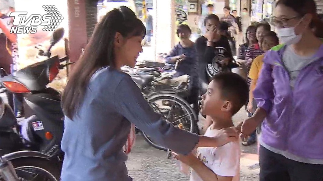 萌弟領雞排大喊「謝謝阿姨」 高嘉瑜秒裝傻:阿姨是誰?