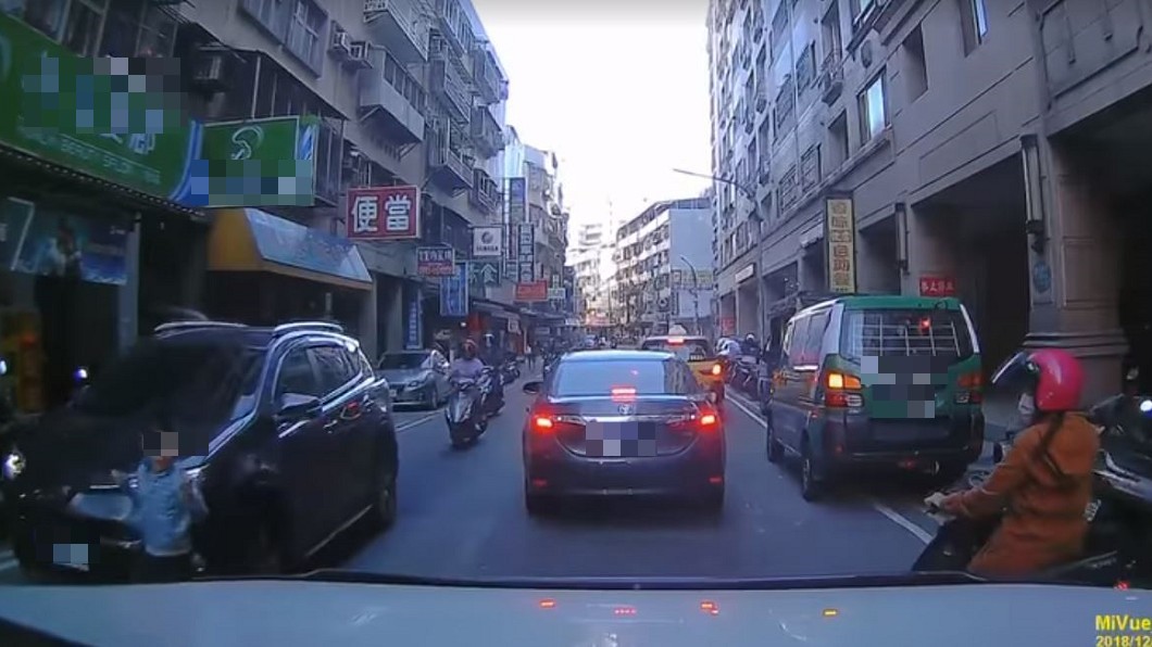 暴衝馬路險遭撞! 男子神反應救男童一命