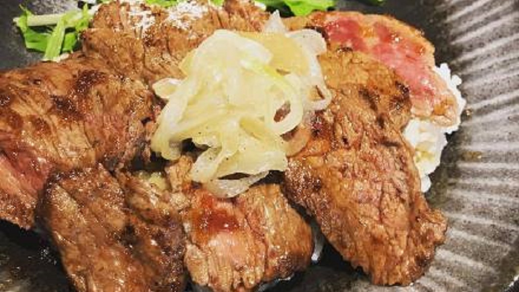 肉食族看過來! 厚切肉排、噴汁漢堡讓饕客瘋狂
