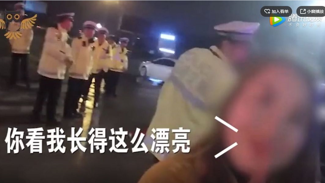 長的漂亮別抓我！　無照女駕駛「美人計」被打槍