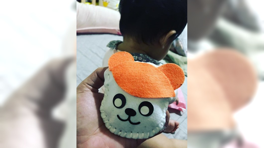 中風阿公僅靠左手縫娃娃 只因想送小孫女禮物