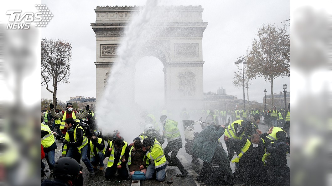 燒車砸店偷警槍 巴黎「黃背心示威」全面失控