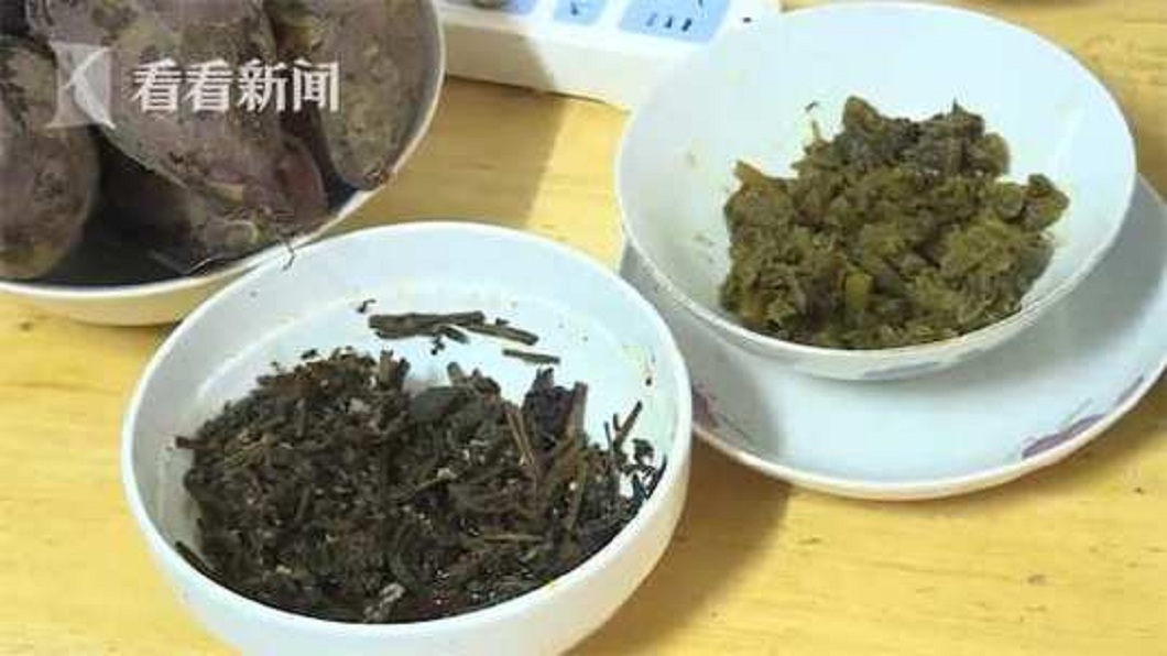 老婦人現在三餐只能吃稀飯配著醬菜過日子。(圖／翻攝自看看新聞)