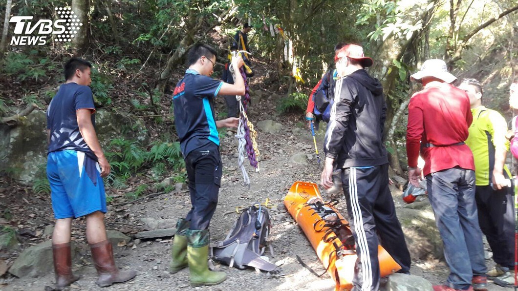 男子登苗栗虎山不慎摔傷 警消徒手搬運搶救