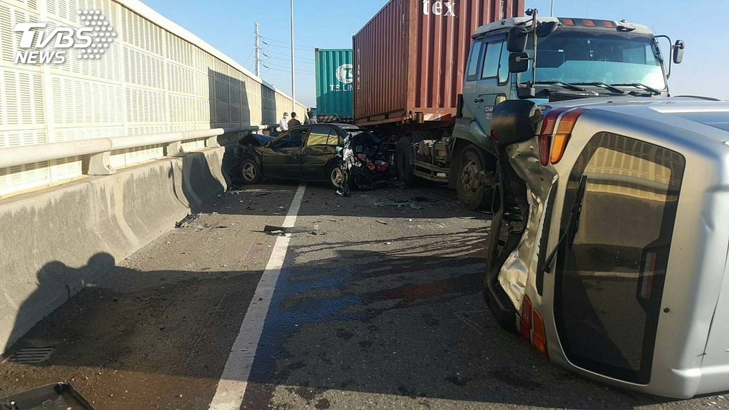 西濱梧棲路段6車事故 3人受傷送醫