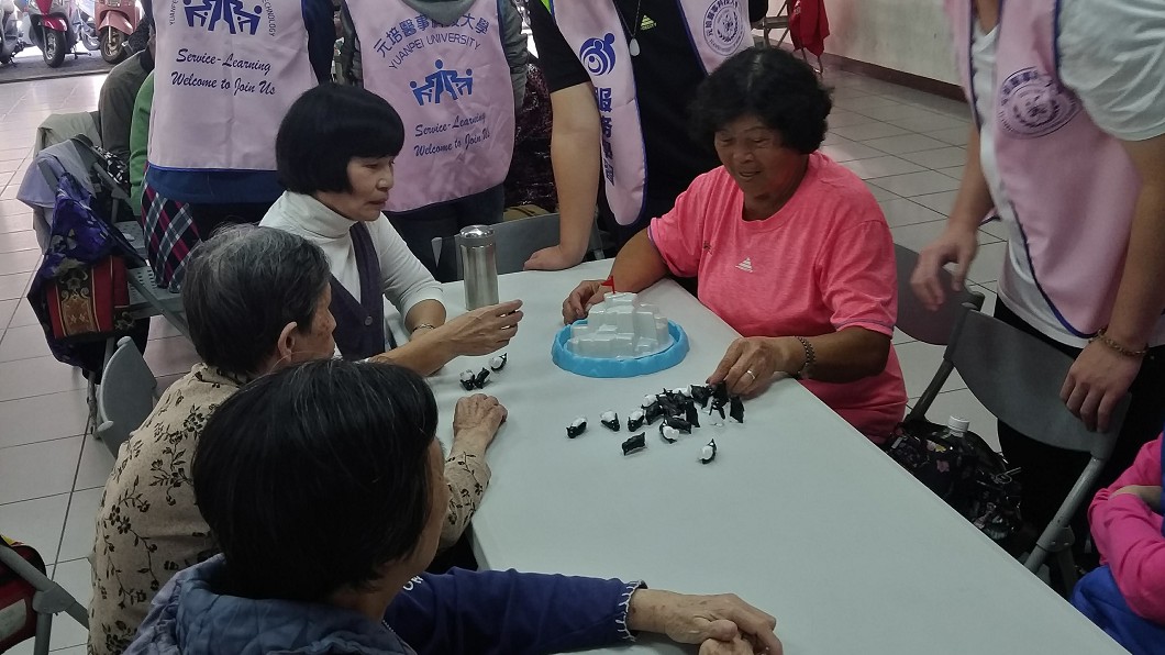 科大生自製輔具桌遊卡 帶長者玩桌遊預防失智