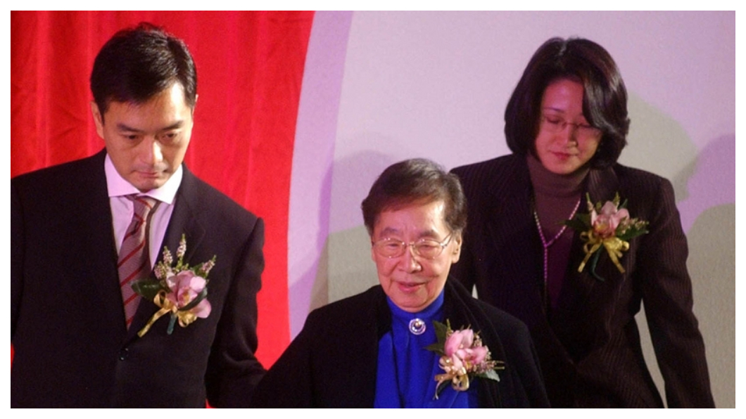 裕隆集團董事長嚴凱泰畢生以打造國人自製研發汽車工業為志，催生納智捷(Luxgen)，妻子陳莉蓮(右)將接下裕隆執行長，完成嚴凱泰遺願。圖為2003年間裕隆汽車50週年慶時，嚴凱泰(左)與母親吳舜文（中）出席慶祝活動。        圖／中央社
