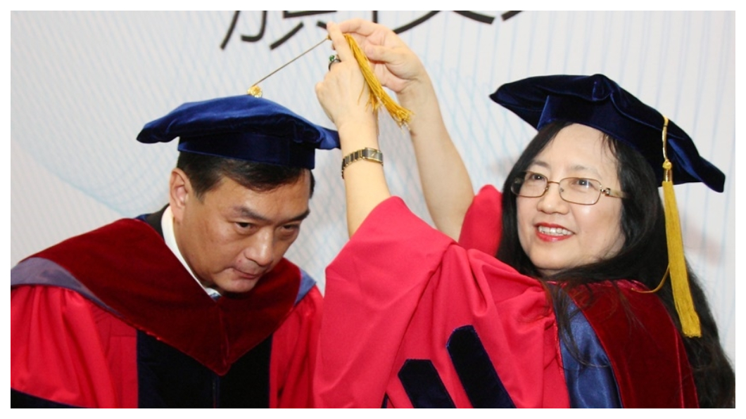 裕隆集團董事長嚴凱泰（左）2011年獲頒交通大學名譽管理學博士學位，妻子陳莉蓮(右)接下裕隆執行長，夫妻鰜鰈情深，共育有一子一女。  圖／中央社