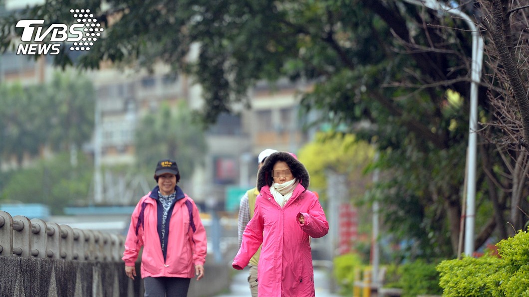 剩白天暖熱！入夜鋒面、東北風來襲　明日高溫驟降