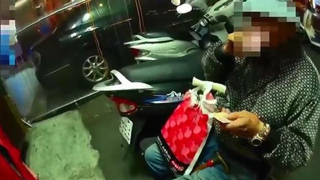 77歲退休老警跌坐路邊 暖警:換學弟為您服務!