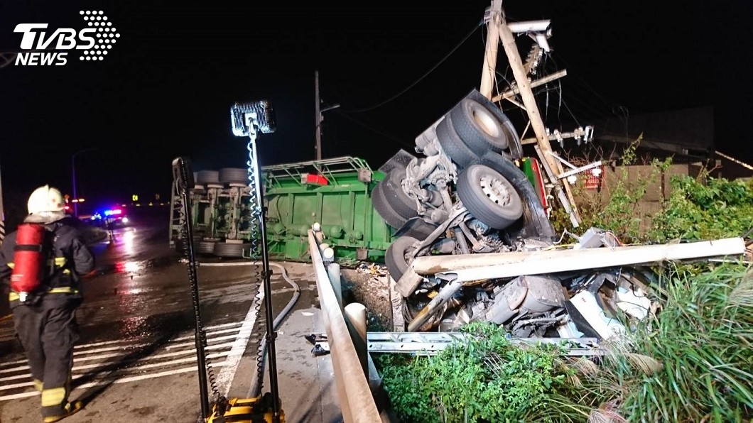 化學車翻覆醋酸外洩 駕駛卡變形車頭明顯死亡