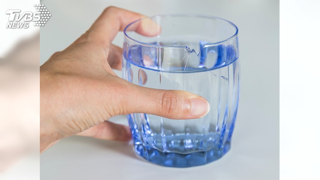 滾燙水倒入玻璃杯　熱漲冷縮造成碎裂