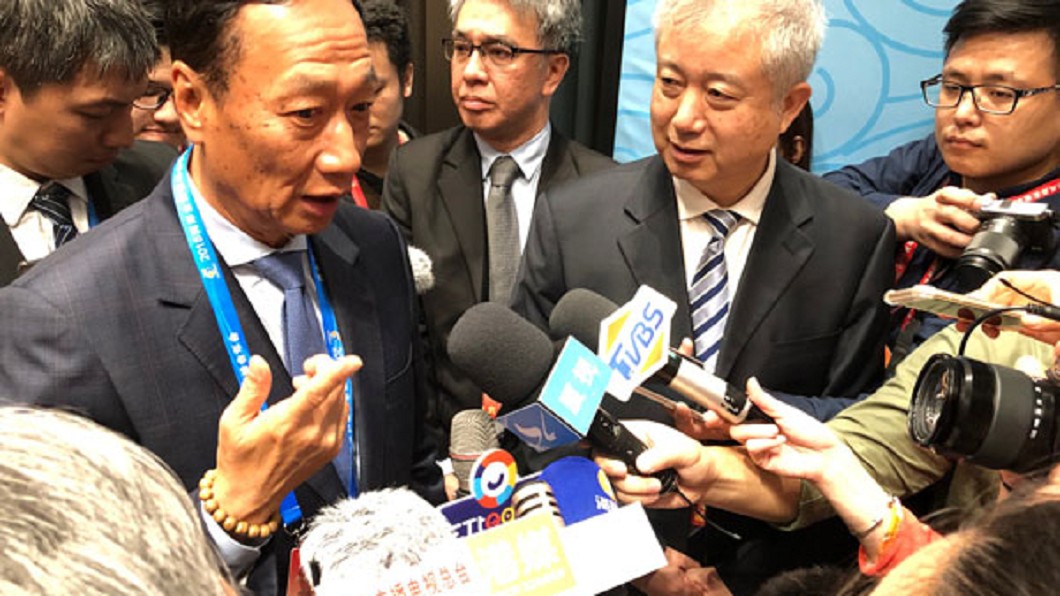 郭董擺攤賣參! 兩岸企業家峰會首亮相