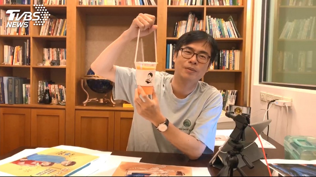 相約週六喝咖啡　陳其邁直播遭愛貓咬傷