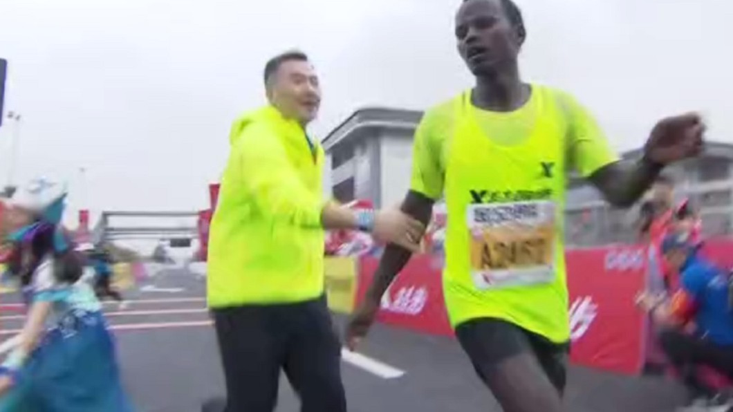 選手衝線被強行拉停 陸馬拉松亂象挨批