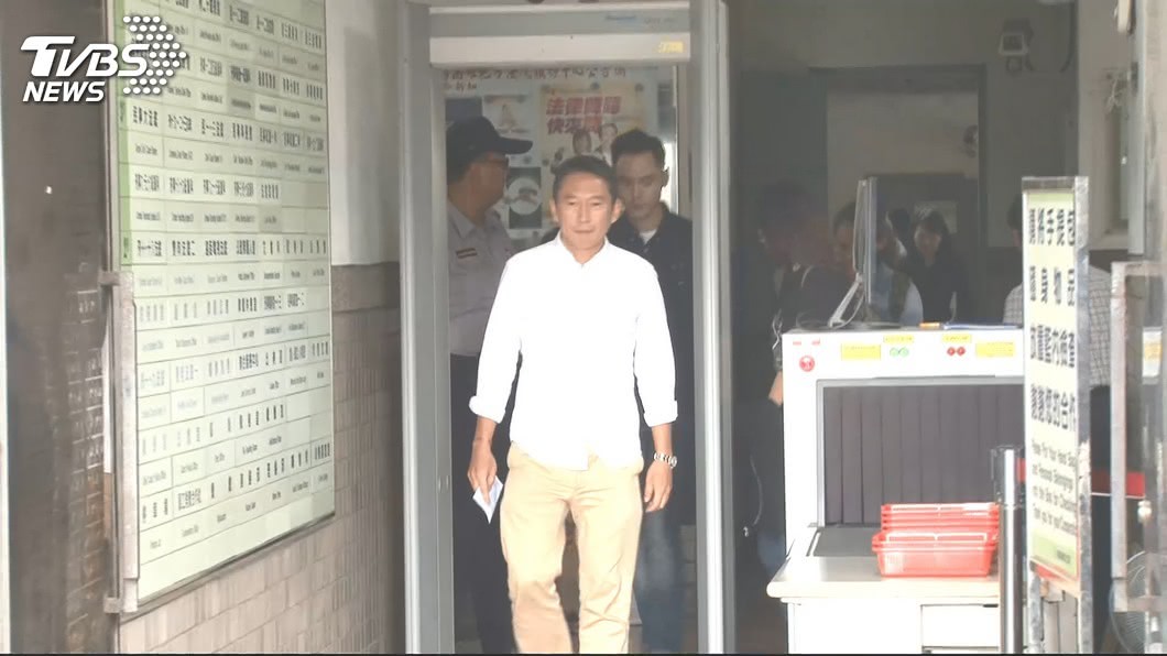 鈕承澤拍片要「小天使」服侍　倒酒還要幫呼呼