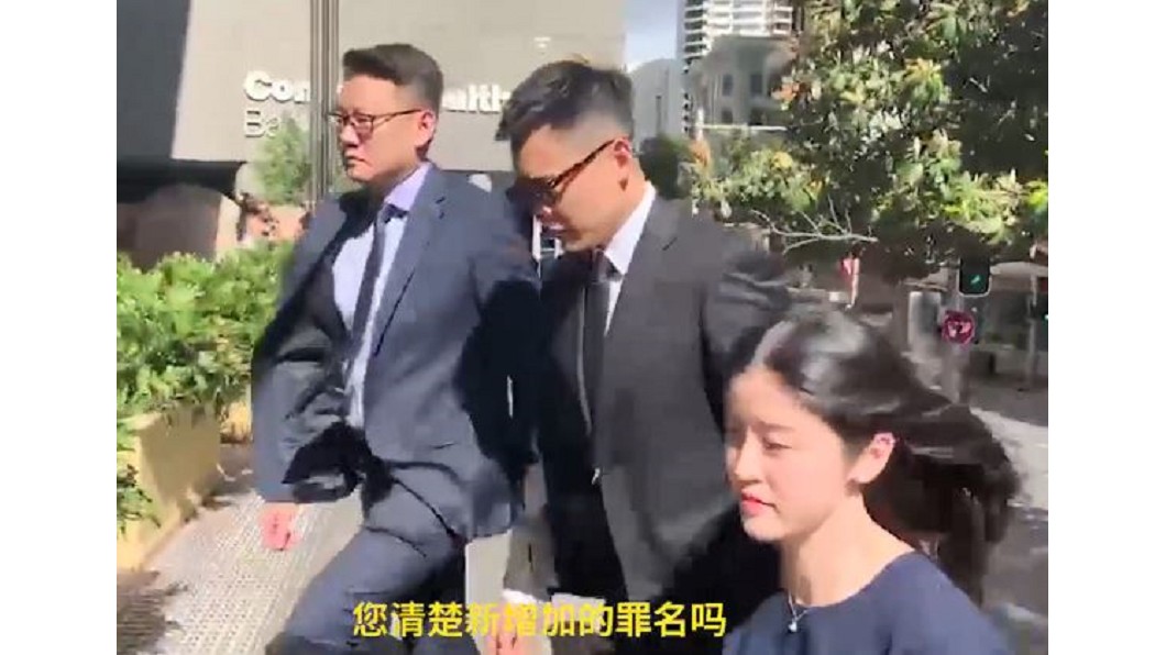 高雲翔去年12月一身西裝帶著墨鏡，神情嚴肅地進到法院。圖／翻攝自微博