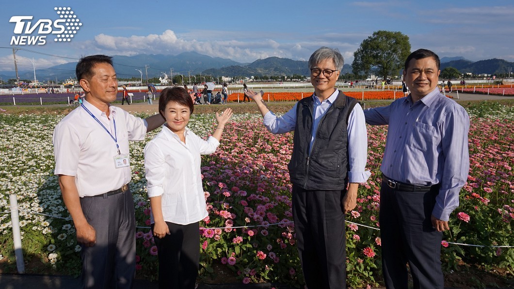 盧秀燕拚經濟 偕同吳萼洋逛新社花海