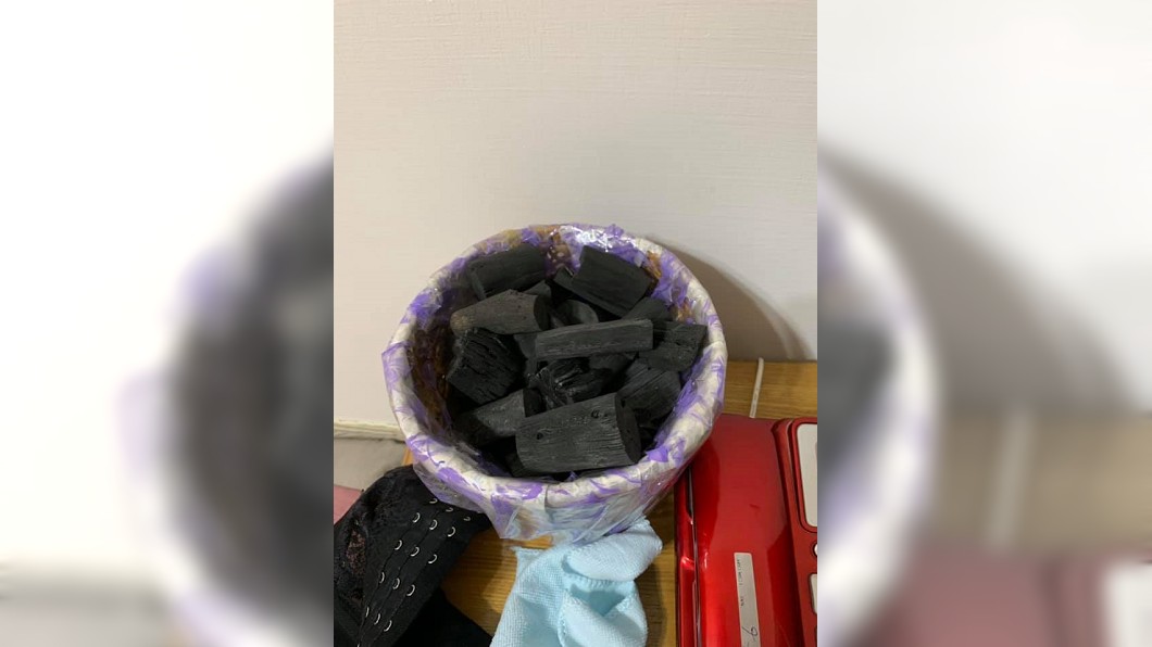 嚇！母床頭放一桶「木炭」　原因讓女兒傻眼