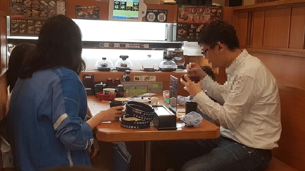 女兒餐廳座椅尿尿 媽媽叫店員擦…自己繼續吃壽司