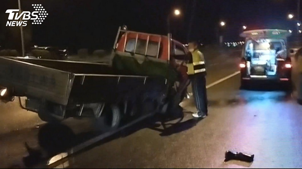 超太急！無照男擦撞貨車　少年、女童噴摔死