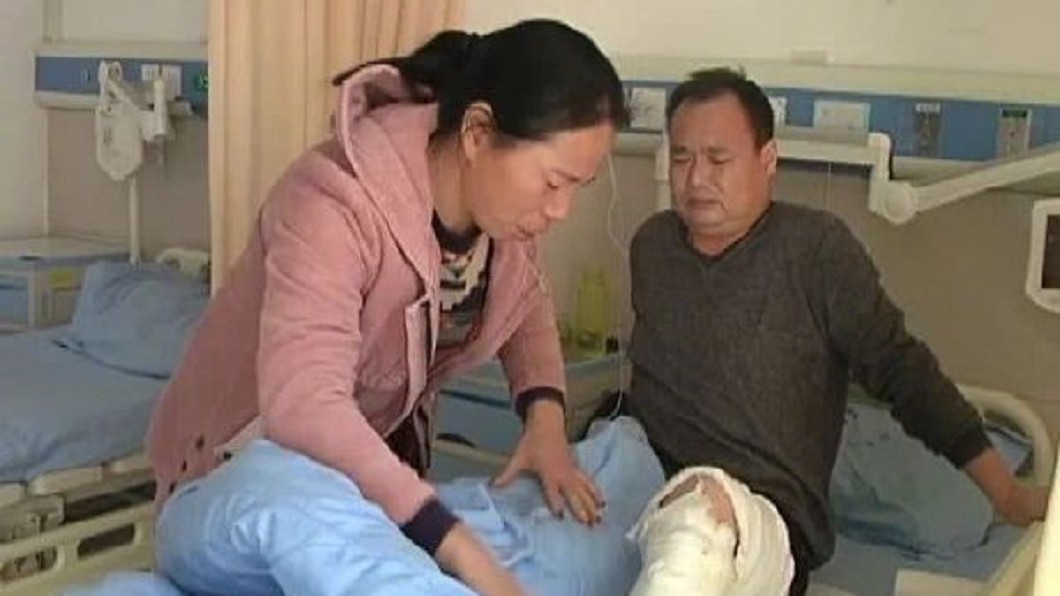 李辰璽的父親與醫師討論後,決定將左腿皮膚捐給女兒做移植手術。圖/翻攝自《微博》