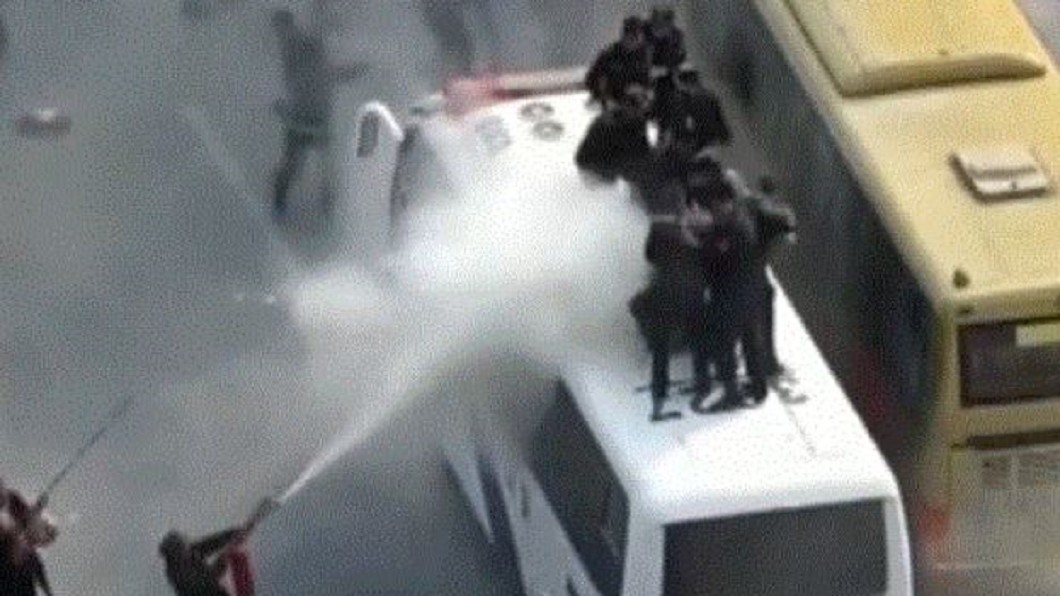 丟石塊、噴滅火器！　陸退役軍人涉暴力襲警