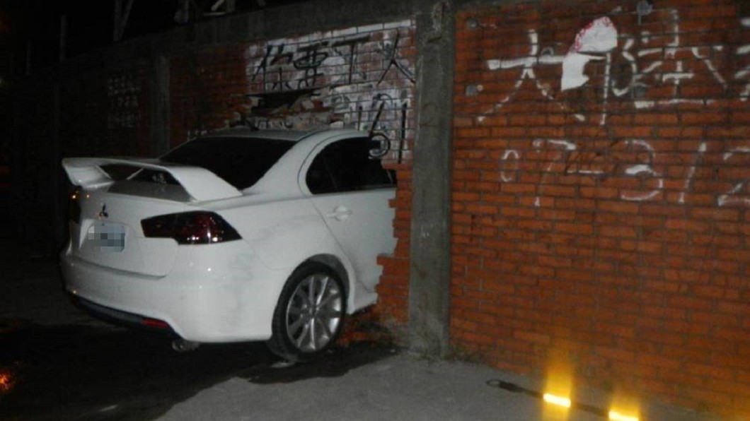 車主閃避不及卡牆洞 網歪樓:麻瓜穿越失敗