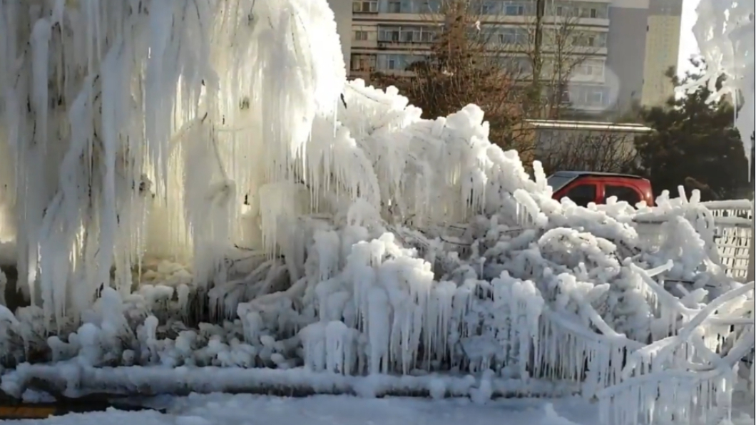 最天然的雕塑品!水管爆裂 水花低溫急凍成冰雕