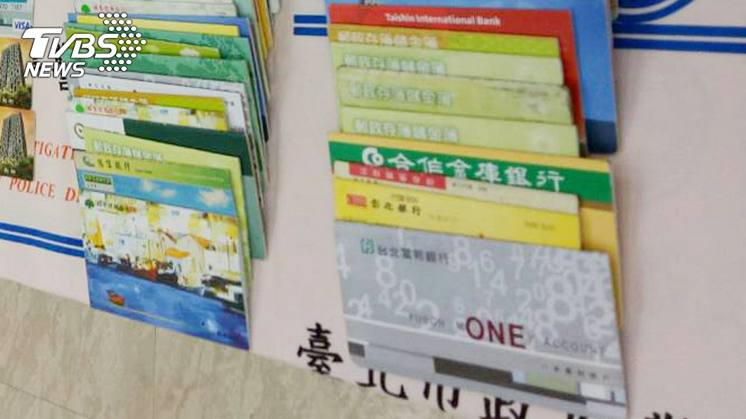 帶17本存摺被懷疑車手　男大生遭3警包圍盤查30分鐘