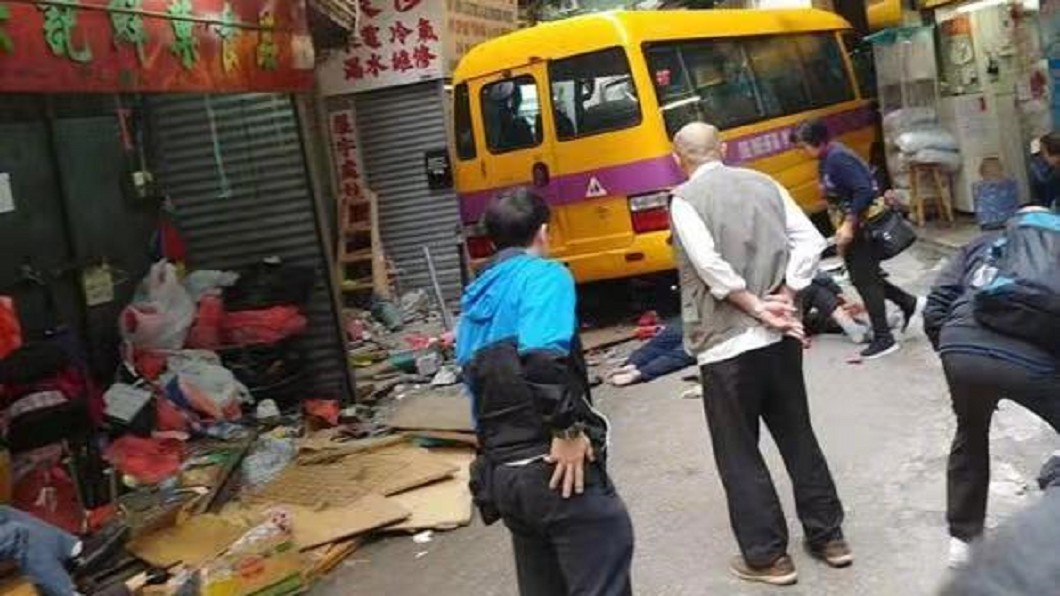 港無人校車失控!駕駛「肉身阻車遭輾」釀2死9傷