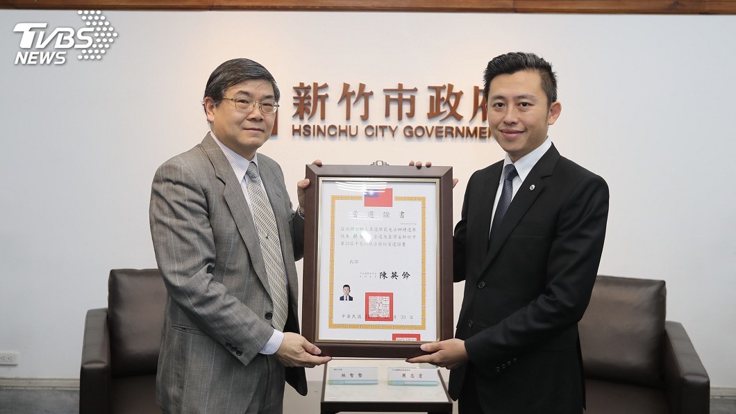 獲頒當選證書 林智堅:持續挽袖拚市政