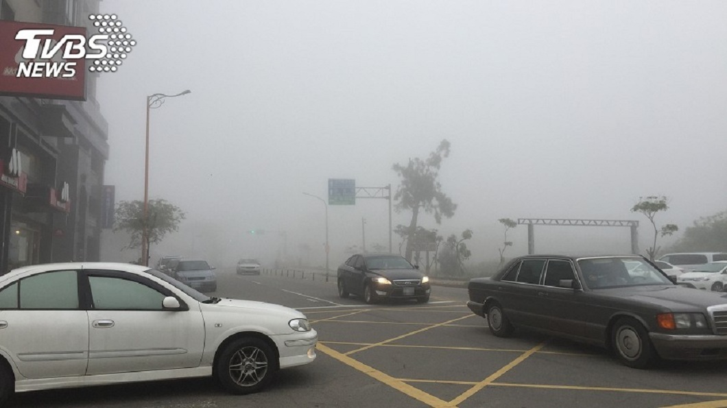 汽車大白天開霧燈遭檢舉　吃上1200元罰單