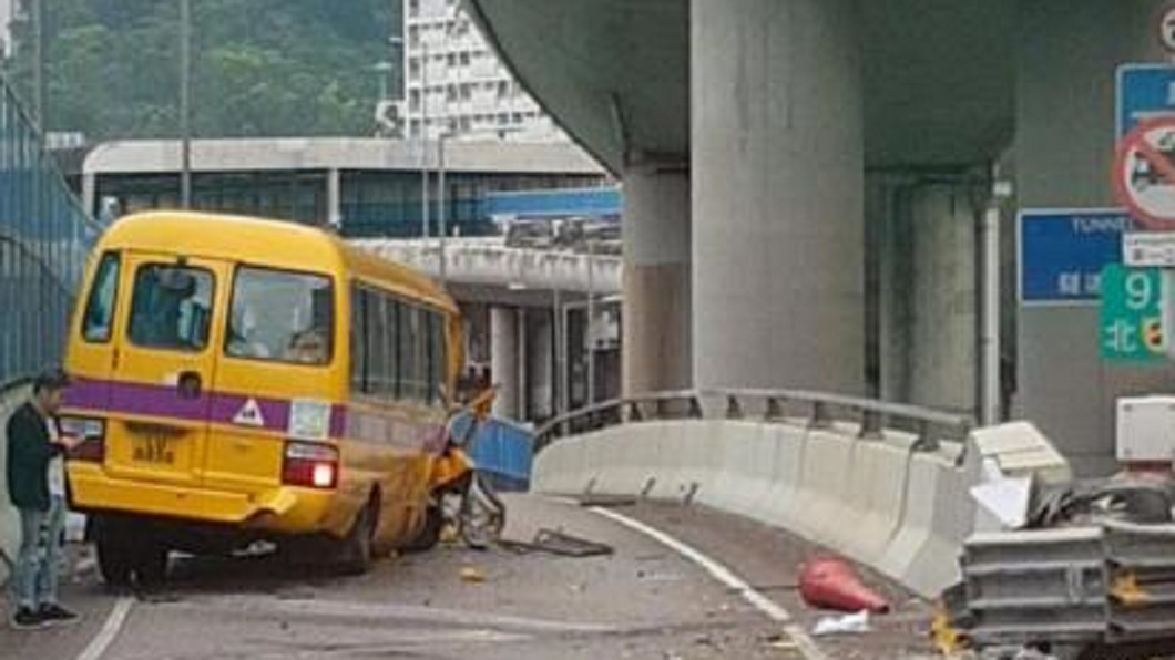港校車再撞!閃避車輛失控 撞護欄釀9傷