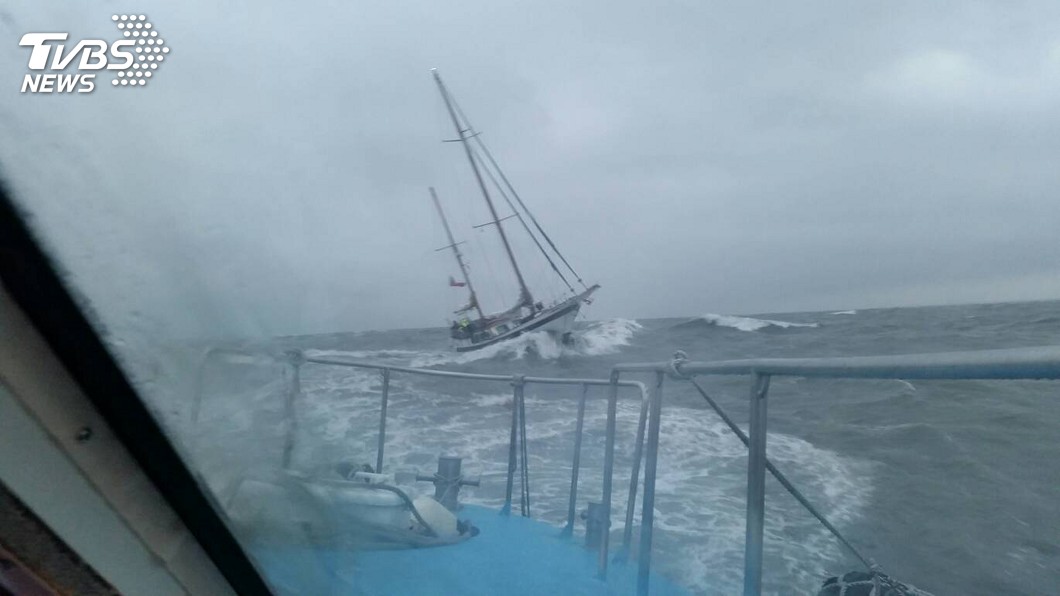 英藉帆船漂流雲林外海 海巡馳援拖救