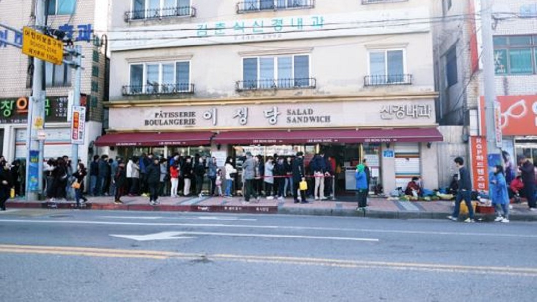 南韓第1家麵包店 讓文在寅陷入選擇困難症