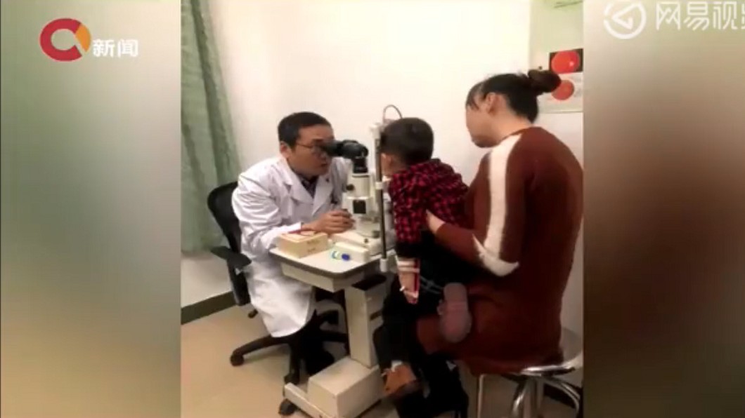 學走路摔跤!男童4個月後「眼球破裂」患青光眼