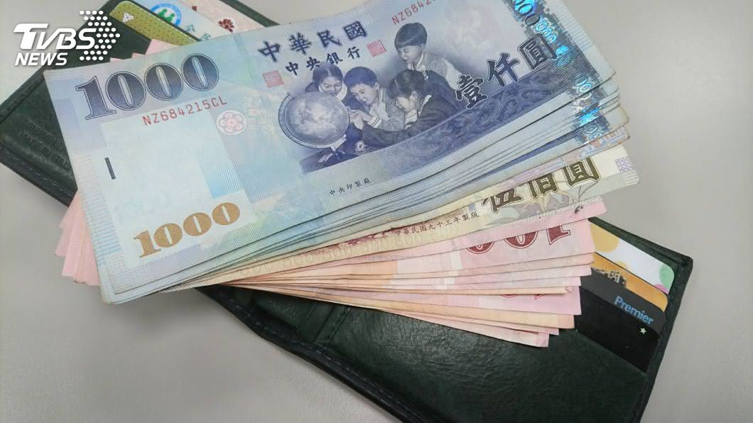 有些民眾會沾口水舔鈔票。(示意圖,與本文無關。圖/TVBS)