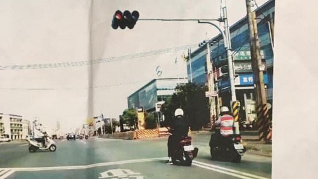 注意路邊白線!騎士跨越被罰6百 網傻眼:有這法規?
