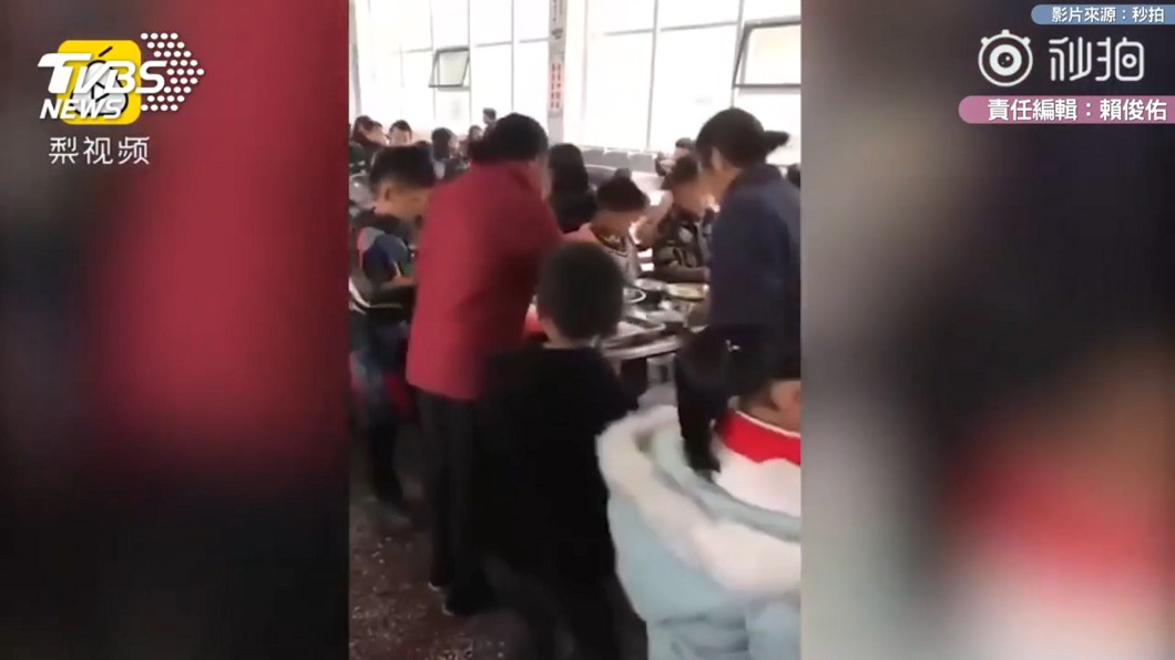 傻眼!學生還在吃午餐 大媽提水桶闖進食堂搶白飯