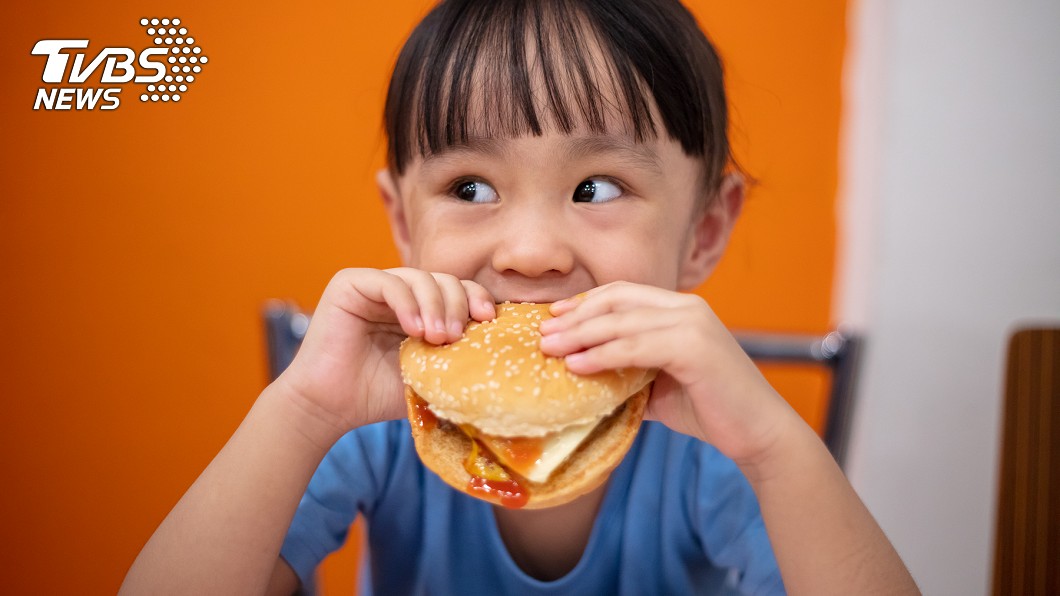 驚見女兒上學沿路丟早餐　父苦惱：怎麼教小孩？