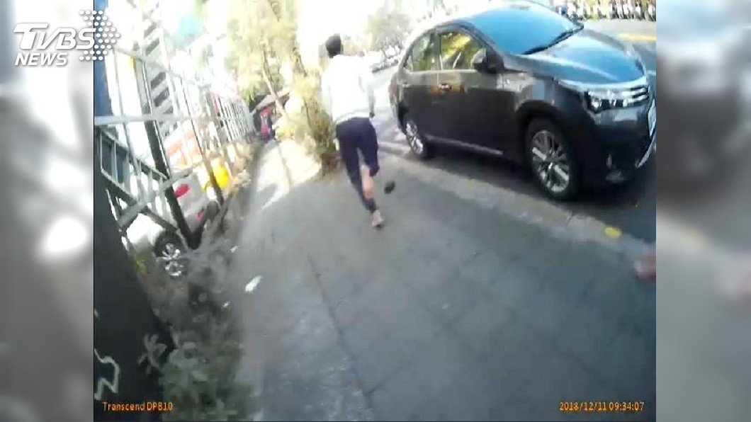 盤查問一半拔腿狂奔 警鳴槍衝入校園壓制