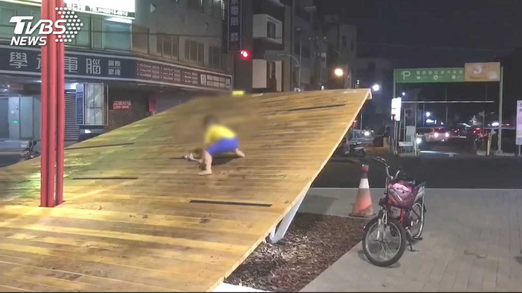 裝置藝術藏危機 孩爬翹高木板離地170cm