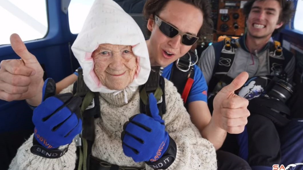 淚腺注意!102歲最狂阿嬤跳傘破紀錄 原因竟是這個