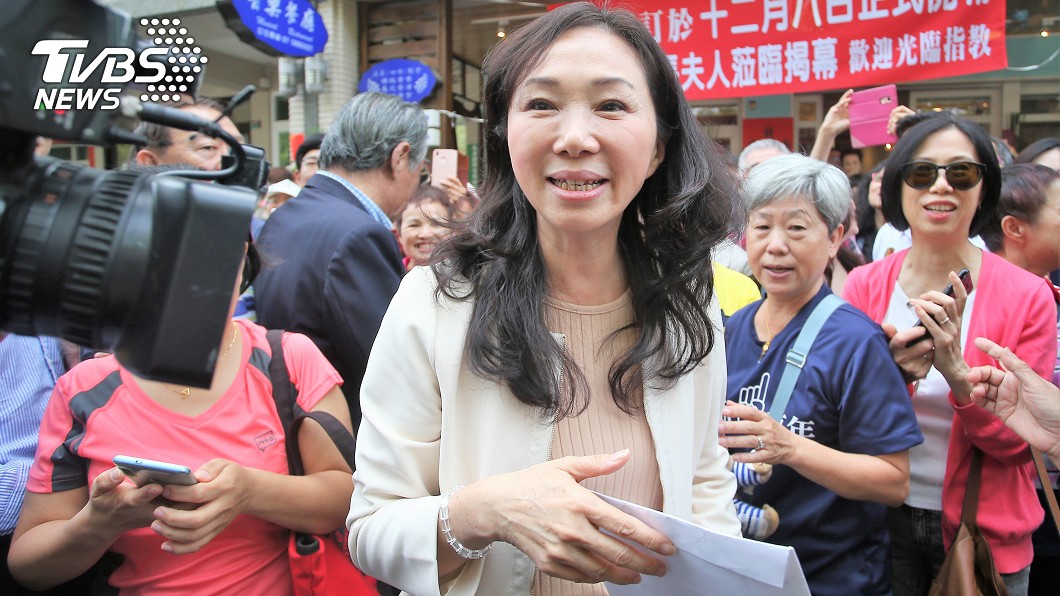 李佳芬就職典禮會「露香肩」 設計師驚呼:她身材0缺點