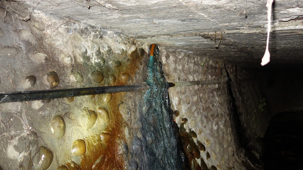 業者利用廠區下方排水道排放氰化物廢水。圖/環保署提供