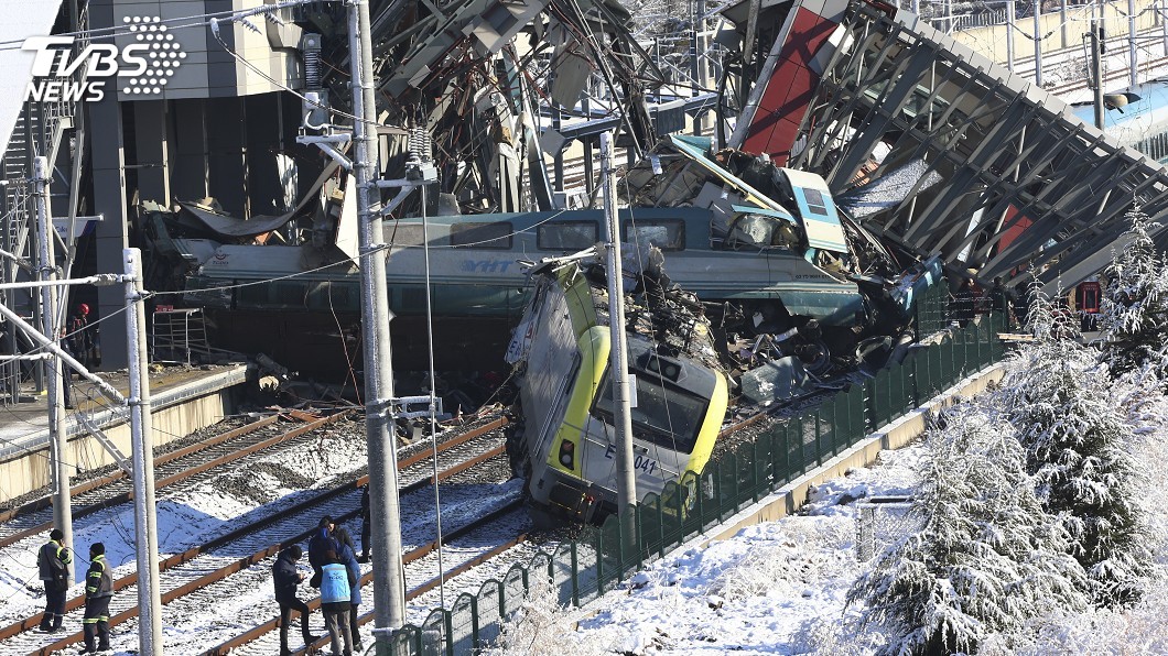 土耳其高鐵出軌 撞毀車站天橋9死47傷