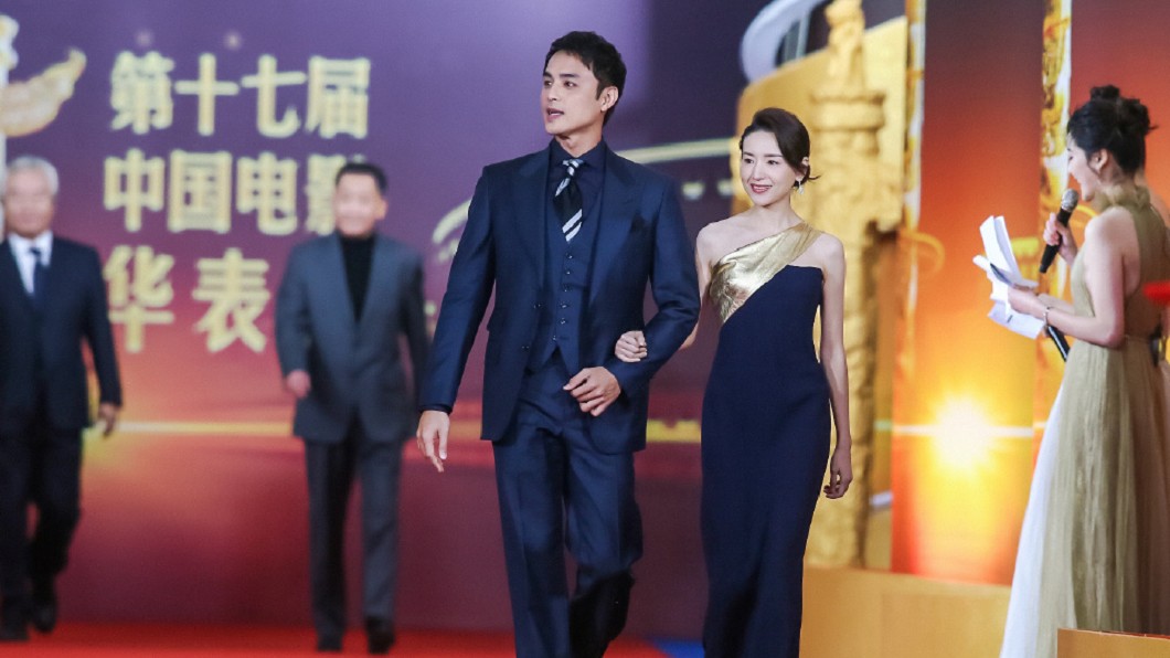 女星零下10度裸肩走紅毯 明道一下台「貼心舉動」暖爆
