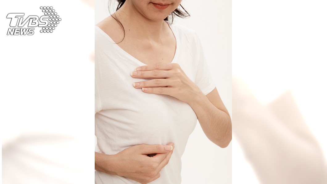 身上飄惡臭...醫師掀衣驚「乳房整塊消失」發黑