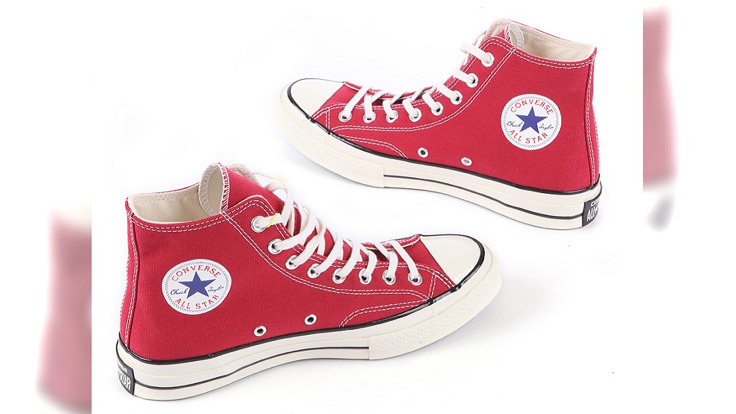 GLORIA OUTLETS華泰名品城,Converse紅色高筒經典帆布鞋,原價2千480元,特價只要990元。圖/廠商提供